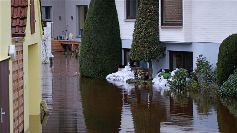 Wieder viel Regen: Feuerwehr baut Hochwasserschutz auf Ende Dezember 2023 sind Grundstücke in Bremen-Borgfeld überflutet.