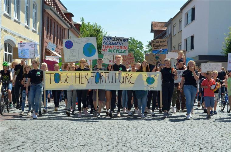 "Fridays for Future": In Zeven wird gleich zweimal demonstriert Ende Juni gingen erstmals Schüler in Zeven unter dem Banner von "Fridays for Future" auf die Straße. Am 20. September finden sogar zwei Demos in der Stadt statt.