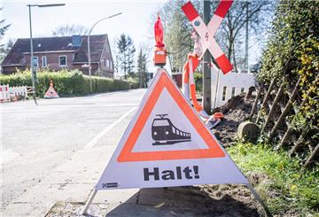 Ende März sind die Sanierungsarbeiten am Übergang Poggenbruchstraße angelaufen. Ab 20. April soll der Übergang für den Fahrzeugverkehr gesperrt werden. Fußgänger und Radfahrer können passieren.