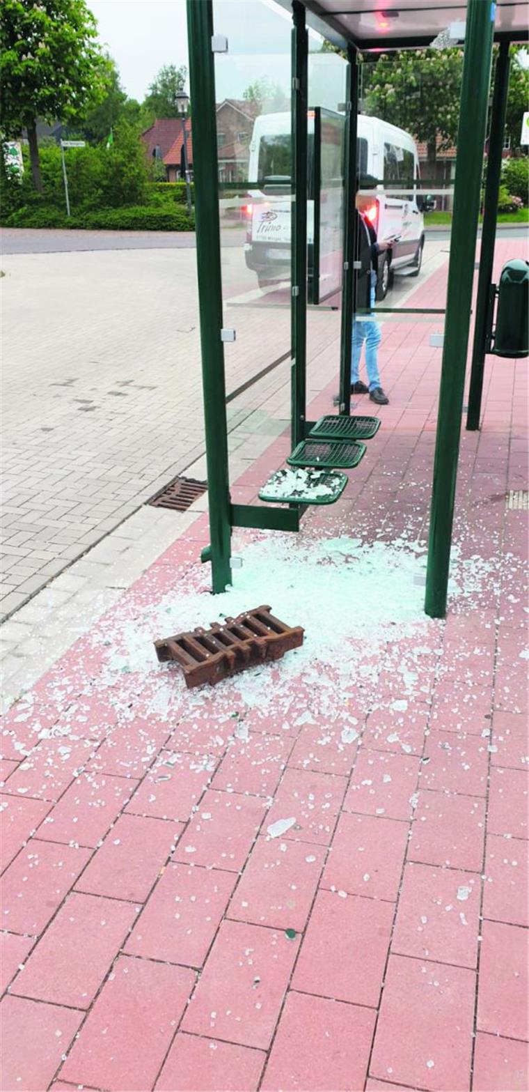 Geestland: "Ordnungspolizei" gegen Vandalismus Ende Mai 2019: Unbekannte zerstören das neue Wartehäuschen der Haltestelle an der Rad- und Busstation in Bad Bederkesa mit einem Gullydeckel.