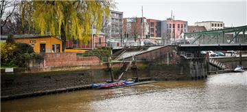 Ende November haben die Mitglieder des Kanuvereins Unerweser erfahren, dass die baufällige Kaje gesperrt werden muss. Nun können Sie nicht mehr von dort in die Geeste und zu ihren Booten. 