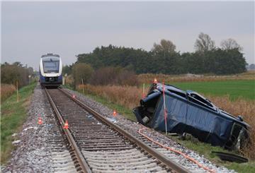 Ein Zug ist mit einem Auto kollidiert. An einem Bahnübergang in Mulsum verstarb Ende Oktober 2024 eine Frau bei einem Unfall.