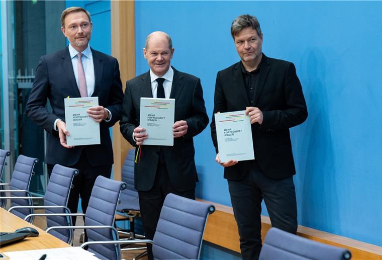 SPD, Grüne und FDP haben Koalitionsvertrag unterzeichnet Parteiführer mit Koalitionsvertrag