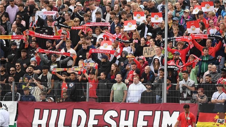 Endlich einmal im DFB-Pokal dabei: Die Fans des VfV Hildesheim.