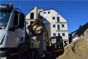 Endlich geht es weiter: Die Erdarbeiten rund um die Bauruine in Bad Bederkesa haben nach langen Jahren des Stillstands begonnen.