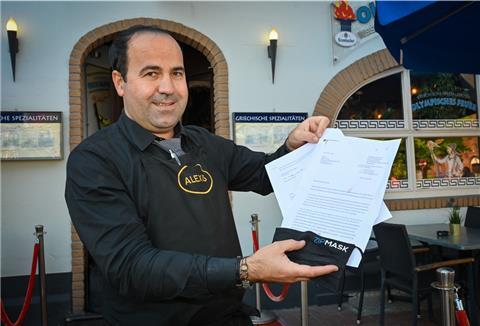 Endlich hat Alexis Vaiou den ersehnten Brief zu seiner Zip-Maske vom Bundeskanzleramt erhalten.