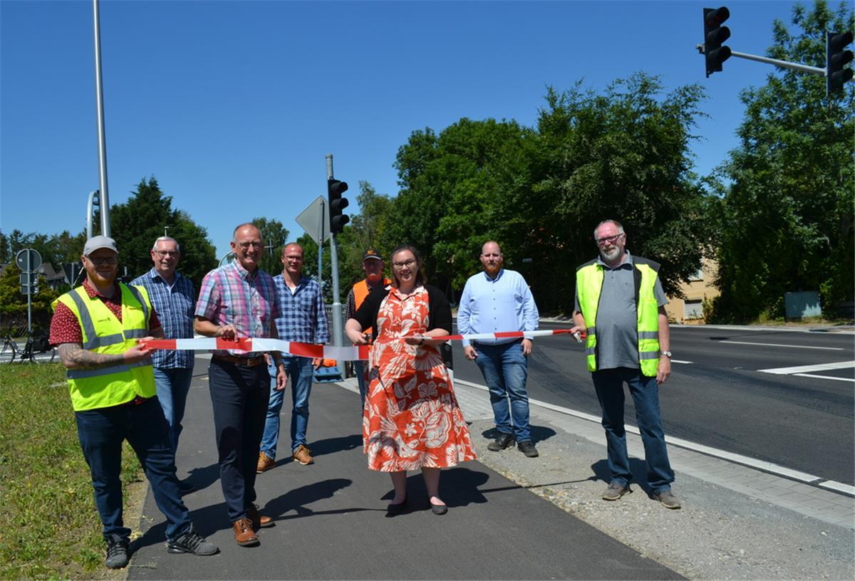 Endlich ist die neue Ampelkreuzung fertig. Es freuen sich die Vertreter der Gemeinde, der Baufirma und der Behörde, allen voran Bürgermeister Detlef Wellbrock (dritter von links) und Behördenchefin Friederike Wöbse (fünfte von links).