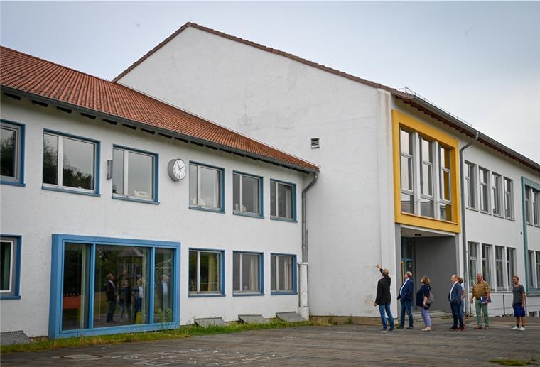 Die „Amerikanische“ wird fertig saniert Endlich kann die Amerikanische Schule zu Ende saniert und energetisch mordernisiert werden: Hier auf der Nordwestseite ist eine Dämm-Fassade vonnöten. Auch der Haupteingang soll modernisiert werden. Foto Scheschonka