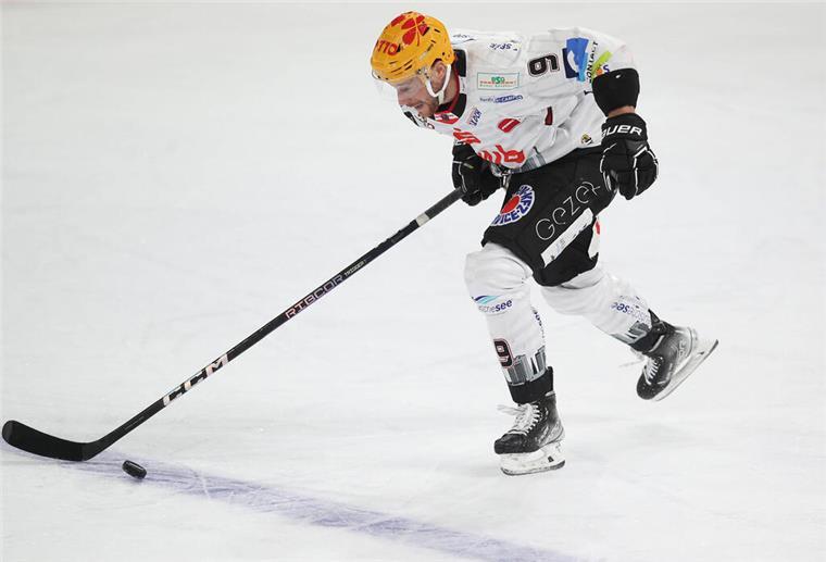 Alle Neune! Pinguins bezwingen auch Mannheim und feiern neunten Sieg in Serie Endlich war auch Jan Urbas wieder für die Fischtown Pinguins auf dem Eis - und meldete sich gleich mit einem Tor zurück.