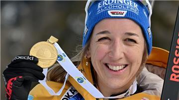 Endlich WM-Gold: Franziska Preuß mit ihrer Medaille.