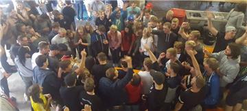 Endspiel beim Nordenhamer Beerpong-Turnier: Der Final-Tisch ist von den Fan-Lagern der beiden Teams umzingelt.
