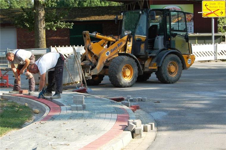 Kreisel in Heeslingen ab morgen nutzbar Endspurt: Derzeit werden einige Bürgersteige in Heeslingen neu vgerlegt. Die Bauarbeiter haben noch alle Hände voll zu tun.