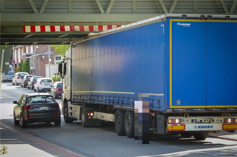Speckenbüttel: Lkw-Fahrer rammt Brücke und flüchtet Endstation Eisenbahnbrücke: Ein Zeuge hat fotografiert, wie sich der Lkw-Fahrer in Speckenbüttel festgefahren hat.