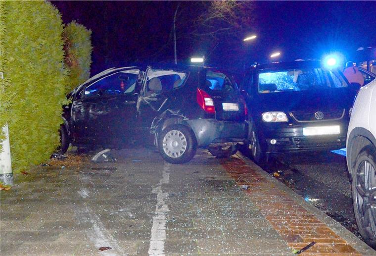 Der Unfallwagen kam in einer Hecke an der Straße Auf der Bult zum Stehen.
