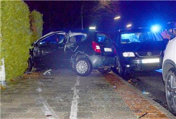 Der Unfallwagen kam in einer Hecke an der Straße Auf der Bult zum Stehen.