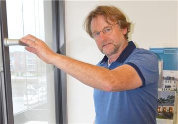 Energie-Ingenieur Hinderk Hillebrands zeigt Ratsuchenden bei der Verbraucherzentrale in Bremerhaven, wie sich Heizkosten verringern lassen.