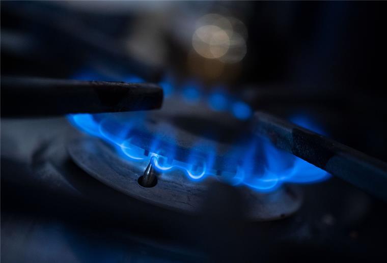 Gazprom drosselt erneut Gas-Lieferungen nach Deutschland Eine Gasflamme brennt auf einem Küchenherd.