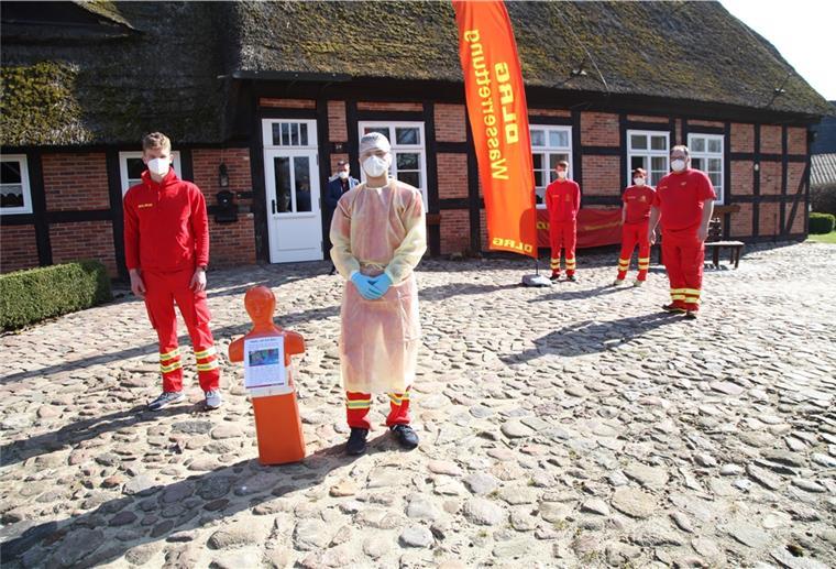 Engagieren sich im Schnelltest-Zentrum in Bramstedt (von links): Cedric Krause, Moritz Grimm, Yoshua Alsdorf, Anja Alsdorf und Ortsgruppenvorsitzender Torge Jander. Bürgermeister Andreas Wittenberg (hinten) unterstützt das Projekt.