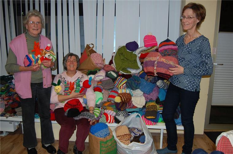 Engagieren sich mit Wollsachen für einen guten Zweck (von links): Strickerin Brigitte Ritter aus Geestemünde, Susanne Peters vom Senioren-Schutz-Bund und Sabine Harms vom Verein Hiob. 