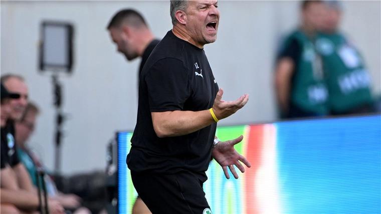 Engagiert am Spielfeldrand: Fürths Trainer Alexander Zorniger.