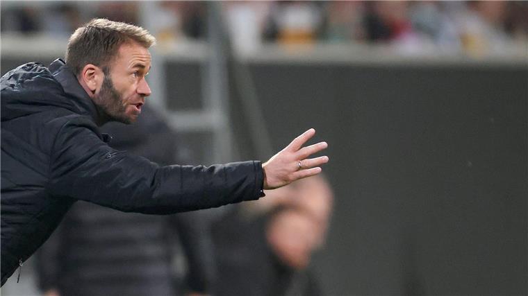 Erst Tor, dann Rot: Bulic führt Regensburg zum Pokalsieg Engagiert am Spielfeldrand: Regensburgs Interims-Trainer Andreas Patz.