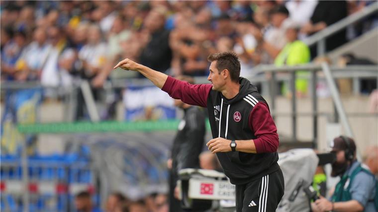 Dank Mathenia: Nürnberg mit Zittersieg in Saarbrücken Engagiert an der Seitenlinie: Miroslav Klose