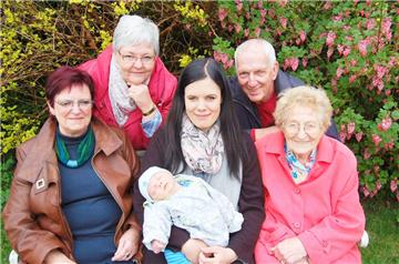 Enge Familienbande (von links): Rosemarie Sparnicht, Heidi Riemenschneider, Ines Riemenschneider mit Liam, Harald Sparnicht und Familienoberhaupt Erna Lea. 