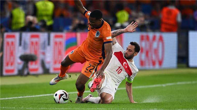Koeman sieht Halbfinal-Einzug als Erfolg „für ganze Nation“ Enges Spiel: Denzel Dumfries (l) und Hakan Calhanoglu im Zweikampf.