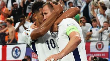 Englands Harry Kane (r) jubelt mit Jude Bellingham über sein Elfmetertor zum 1:1-Ausgleich im Halbfinale gegen die Niederlande.