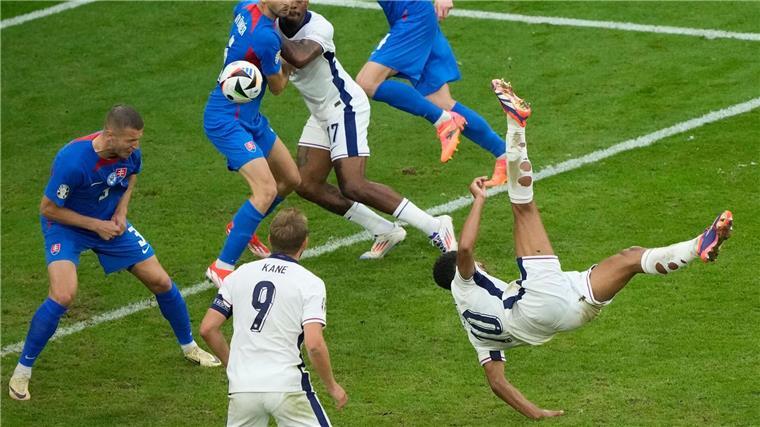 Geldstrafe für englischen Jungstar Bellingham Englands Jude Bellingham erzielt per Fallrückzieher das Tor zum 1:1. Nach seinem umstrittenen Jubel erhielt er nun eine Geldstrafe.