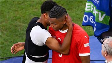 Englands Jude Bellingham (l) tröstet nach dem Spiel den traurigen Schweizer Manuel Akanji.