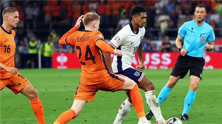 „Unglaubliches Gefühl“: Watkins schießt England ins Finale Englands Jude Bellingham (r) im Zweikampf mit Jerdy Schouten von den Niederlanden.