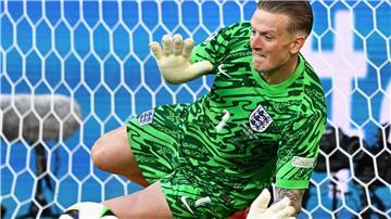 Englands Torhüter Jordan Pickford wehrt den Elfmeter ab.