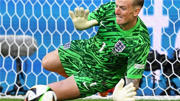 Englands Torhüter Jordan Pickford wehrt den Elfmeter von Manuel Akanji ab.