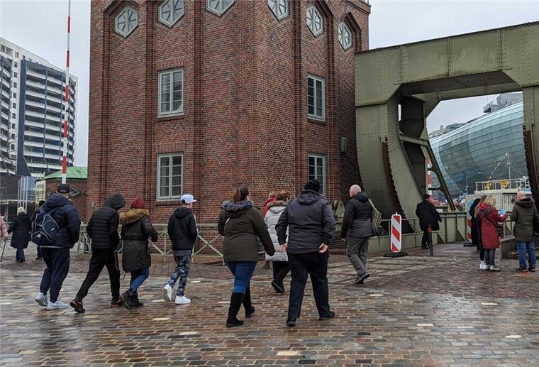 Englische Touristen schauen sich in den Bremerhavener Havenwelten um.