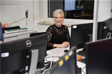Entertainerin Ina Müller ließ sich bei der Nordsee-Zeitung ganz genau erklären, wie Journalisten für Print und Online arbeiten.