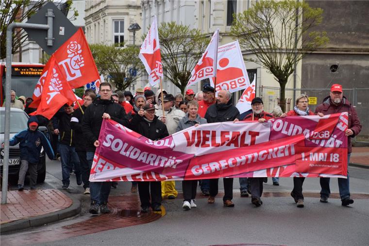 Entlang der Bahnhofstraße zeigen die Mitglieder der Gewerkschaften und Parteien Flagge – und trotzen dabei Kälte und Regen.