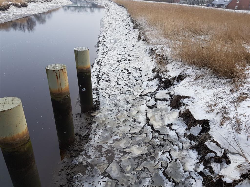 Entlang der Geeste haben sich Eisschollen gebildet. 