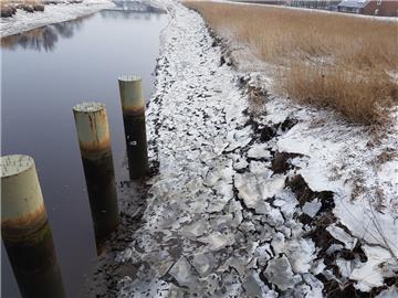 Entlang der Geeste haben sich Eisschollen gebildet. 