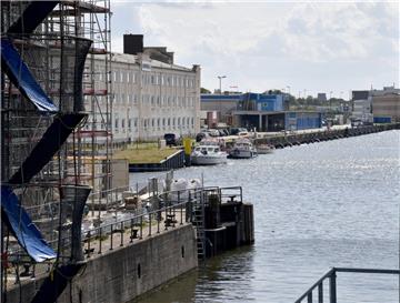Entlang dieser Wasserflächen und Kajen soll das neue Werftquartier bis runter zum Fischereihafen entstehen.
