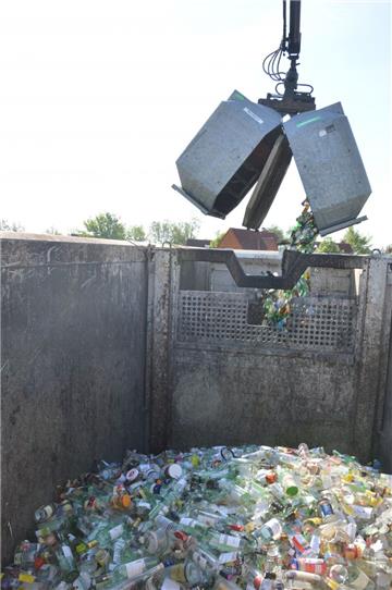 Entleerung eines Altglascontainers