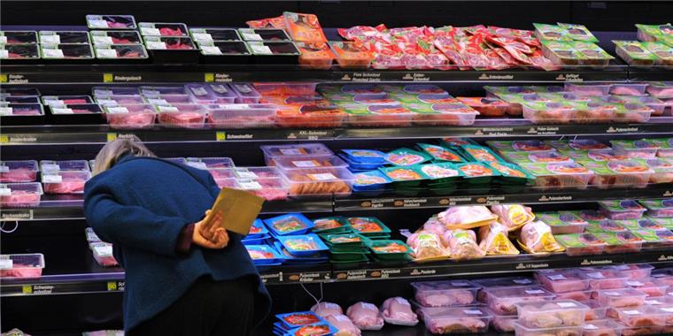 Entscheidung am Fleisch-Regal: Diese Konsumentin steht zwar links bei den Bio-Produkten. Doch die Masse der Verbraucher wählt nach wie vor die günstigeren Waren auf der rechten Seite.  