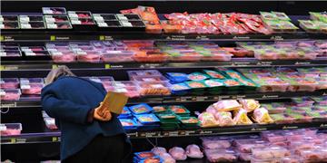 Entscheidung am Fleisch-Regal: Diese Konsumentin steht zwar links bei den Bio-Produkten. Doch die Masse der Verbraucher wählt nach wie vor die günstigeren Waren auf der rechten Seite.  