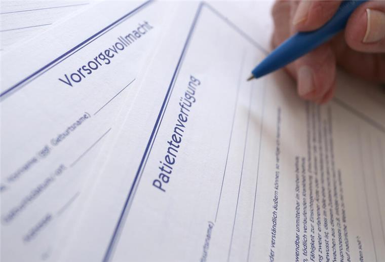 Plötzliche Schicksalsschläge: Warum eine Vorsorgevollmacht wichtig ist Eine Patientenverfügung und die Vorsorgevollmacht werden ausgefällt
