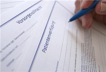 Eine Patientenverfügung und die Vorsorgevollmacht werden ausgefällt
