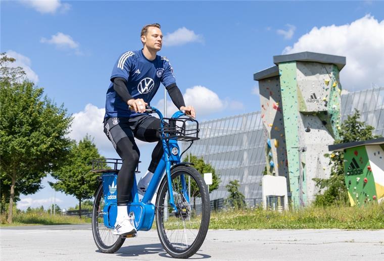 Nations League: Mit Neuer gegen Ungarn, Gnabry fraglich Entspannt mit dem Rad zum Training, heute Abend gegen Ungarn konzentriert im Tor: Manuel Neuer, Keeper der deutschen Fußball-Nationalmannschaft.