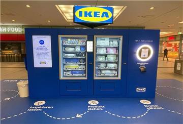 Ein Schlafomat von Ikea an einem Bahnhof.