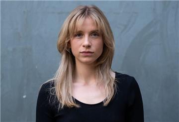 „Enttäuscht hat es mich sehr, überraschend war es nach den ganzen Prognosen dann leider doch nicht mehr“, sagt Schauspielerin Lena Klenke zum Erfolg der AfD unter jungen Wählern bei der EU-Wahl.