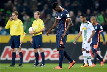 Enttäuscht schlich Werder-Profi Papy Djilobodji nach dem 1:5 in Gladbach vom Feld. Foto Güttler/dpa