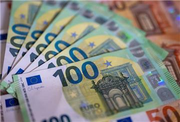 Geldscheine liegen auf einem Tisch. Das Klimageld fällt aus: CDU setzt auf 15 Milliarden Euro für günstigeren Strom.  